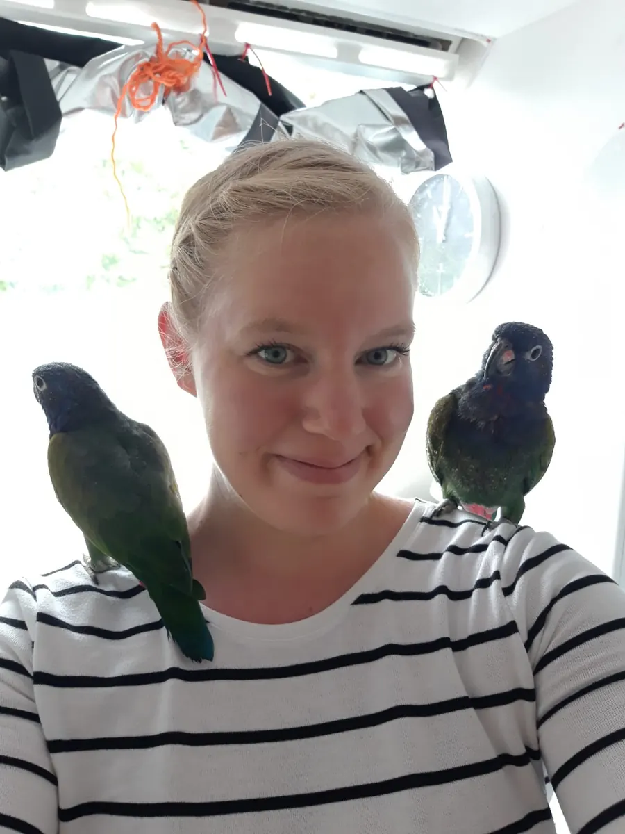 Jana mit zwei Papageien auf den Schultern
